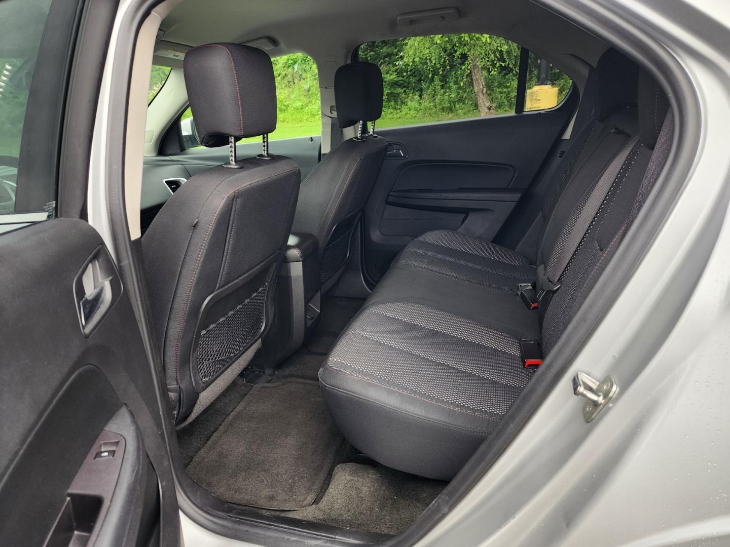 2017 Silver /Gray Chevrolet Equinox LT (2GNFLFEK9H6) with an 2.4 4cyl. engine, Automatic transmission, located at 1221 Madison St., Shelbyville, TN, 37160, (931) 680-9439, 0.000000, 0.000000 - Photo#4